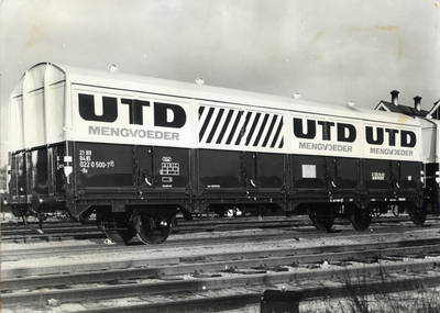 169849 Afbeelding van de gesloten goederenwagen (schuifwandwagen) nr. 21 84 022 0 500-7 van UTD Mengvoeder op het ...